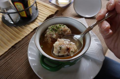 Tiroli szalonnagombóc-leves