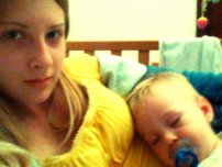 : A gyerek alszik, én nem mozdulhatok, hát selfie-zzünk!