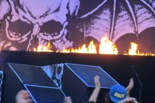 : Az Avenged Sevenfold nemcsak a hangulatot, hanem a színpadot is feltüzelte