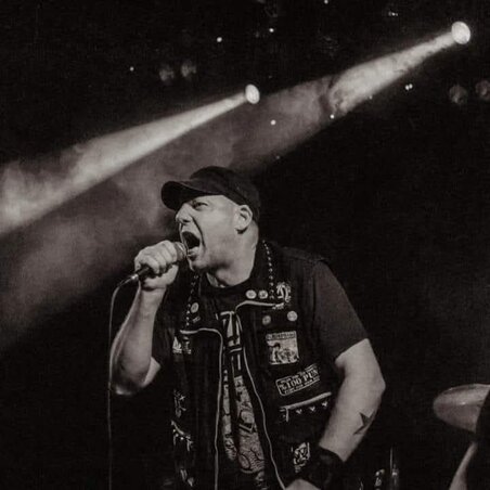 A Nyilt törés punk csapat augusztus 2-én lép fel a pulai Monte Paradiso rendezvényen.