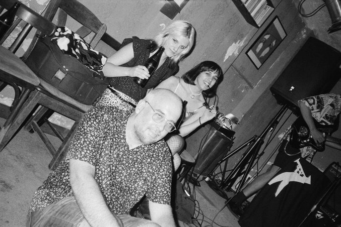 Tigris – szinti/ének és Banánlé – szinti/ének, elöl pedig Ablakgyártó László - dob, ének