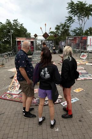 Illegális művészet obszerválása közben kapták lencsevégre a zenekart Berlinben