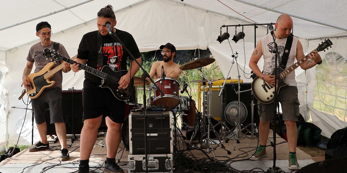 Élőben a Kiskunhalas határában megrendezett Freakend fesztiválon (Disvladislav archívum)