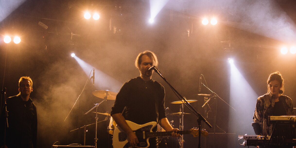 Koncert a SKCNS Fabrika épületében (balról jobbra: Andrej, Attila, Višnja)