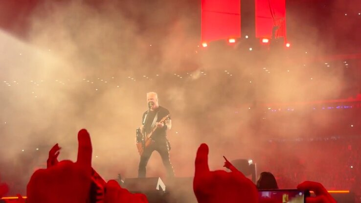 Hetfieldék azért lehetnek ekkorák, mert amikor még kicsik voltak, nem csináltak ilyen pirotechnikát, emiatt pedig nem gyújtották magukra a kisebb klubokat (Szalma Tamás videóiból merevített képet mentett: Győri Norbert)