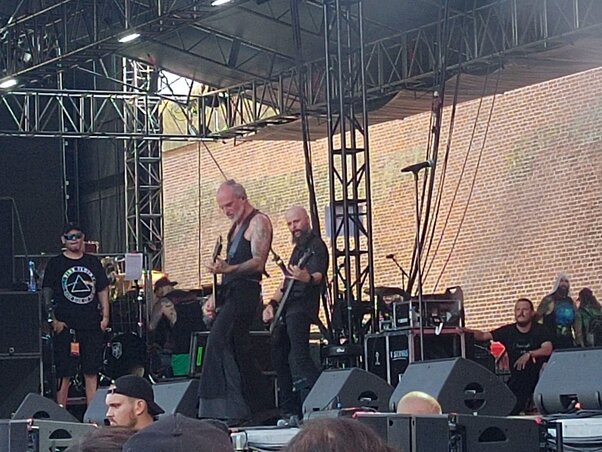 Igen, az ott a Samael zenekar egy része koncert közben