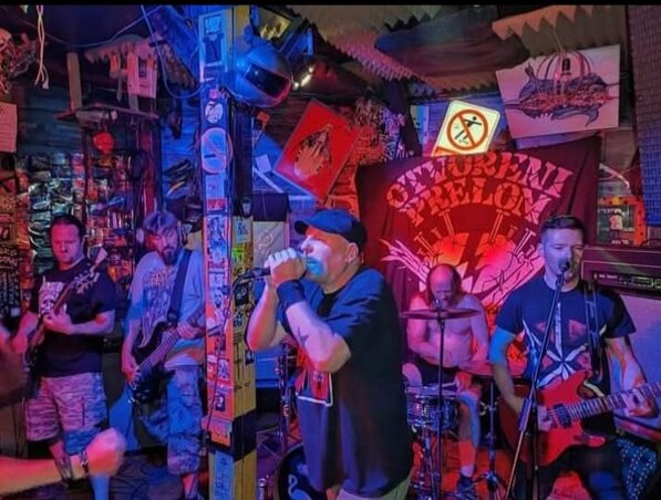 A zenekar a ljubljanai koncert után meghívást kapott Triestbe jövőre. Ez már a tizedik európai
ország lesz, amelyben fellépet a zenekar (A fotó a ljubljanai Jalla Jalla clubban készült 2023-ban.)