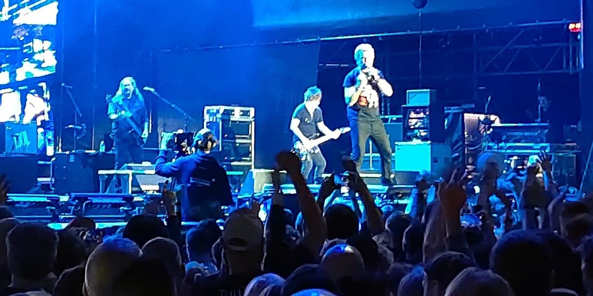 A képen Billy Idol és kísérőzenekara a Budapest Park színpadán egy gyenge minőségű felbontáson keresztül (ha nem lenne világos)(Győri Norbert fotója.)