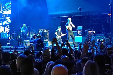 A képen Billy Idol és kísérőzenekara a Budapest Park színpadán egy gyenge minőségű felbontáson keresztül (ha nem lenne világos)(Győri Norbert fotója.)