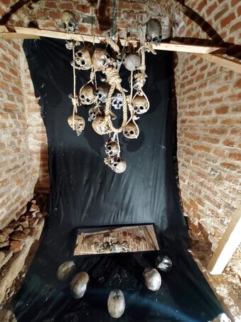 A fesztiválon minden évben látványos csont kiállítást láthatunk képzőművészektől, melyek témája természetesen a halál