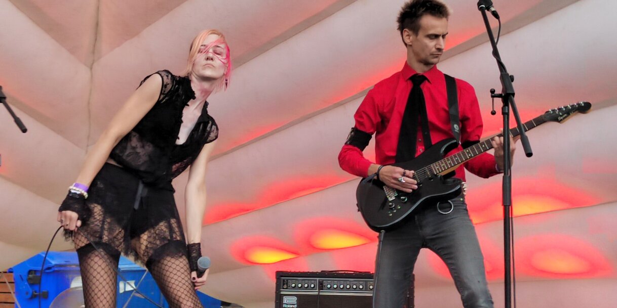 Felhívnánk a figyelmet a Véna-koncert hátterében leskelődő szemeteskukákra (Győri Norbert fotója)