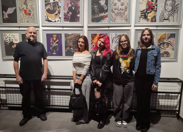 Németh Csaba a kiállítók közül néhánnyal pózol a megnyitó napján (Németh Csaba archívumából)