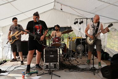 Élőben a Kiskunhalas határában megrendezett Freakend fesztiválon (Disvladislav archívum)