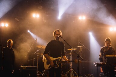 Koncert a SKCNS Fabrika épületében (balról jobbra: Andrej, Attila, Višnja)