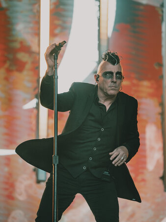 Maynard James Keenan: nem csak énekel, kiváló mozgásművész is egyben (Fotó: Fractions of my POV / Live Nation)