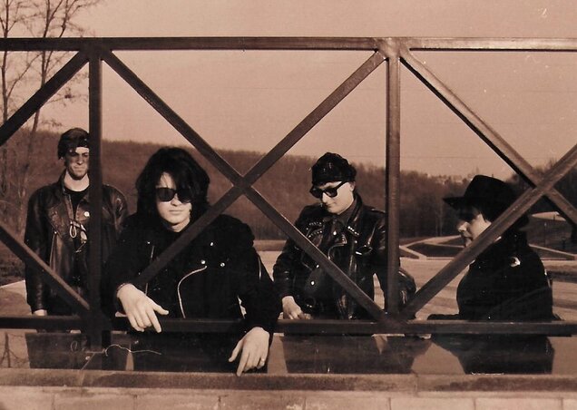 A zenekar első felállása 1988-ból: Mario Badrov – szintetizátor, Tomi Phantasma – ének, Robert Gelo – gitár, Darko Toth – basszusgitár A zenekar első felállása 1988-ból: Mario Badrov – szintetizátor, Tomi Phantasma – ének, Robert Gelo – gitár, Darko Toth – basszusgitár