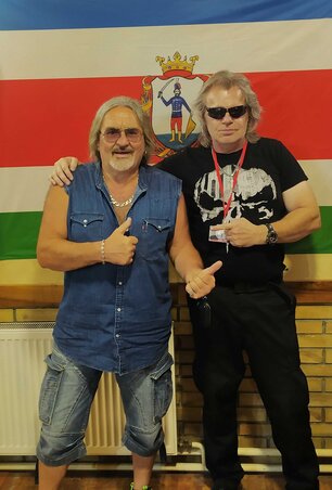 Rudán Joe és Matláry Miklós a moholi Annuska klubban az idén augusztusban. Rudán Joe és Matláry Miklós a moholi Annuska klubban az idén augusztusban.