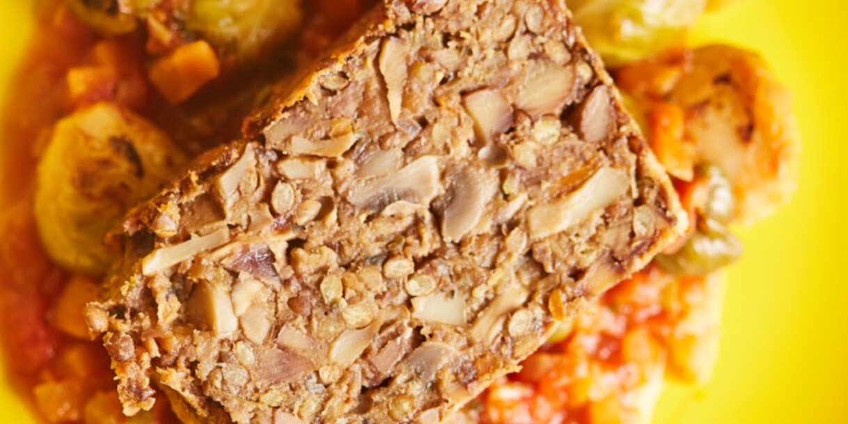 Gesztenyés gombás loaf, kelbimbós caponatával