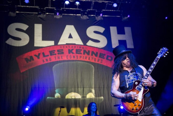 Budapest, 2015. november 18.
Slash (Saul Houdson) gitáros az amerikai Slash és együttese, a Myles Kennedy and The Conspirators koncertjén a Papp László Budapest Sportarénában 2015. november 18-án.
MTI Fotó: Mohai Balázs Budapest, 2015. november 18.
Slash (Saul Houdson) gitáros az amerikai Slash és együttese, a Myles Kennedy and The Conspirators koncertjén a Papp László Budapest Sportarénában 2015. november 18-án.
MTI Fotó: Mohai Balázs