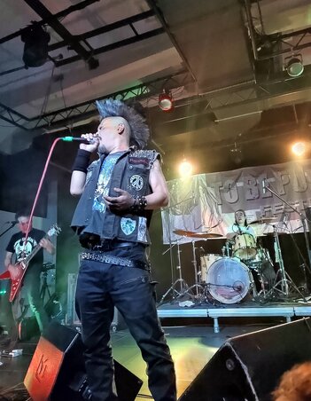 Itt még talpon a japán punker! Itt még talpon a japán punker!