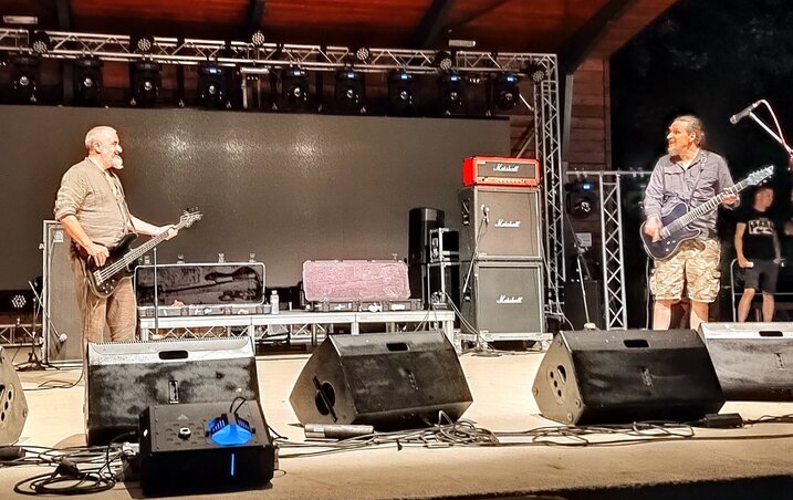 A Godflesh legénysége épp az apokalipszist készíti elő a koncertet megelőző hangszeres beállás során A Godflesh legénysége épp az apokalipszist készíti elő a koncertet megelőző hangszeres beállás során