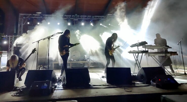 Az Oranssi Pazuzu fellépése is kissé megosztotta a közönséget. A vélemények a zseniális és halálos untatás között ingadoztak Az Oranssi Pazuzu fellépése is kissé megosztotta a közönséget. A vélemények a zseniális és halálos untatás között ingadoztak