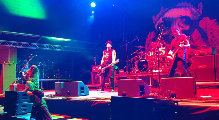 Mina Caputo a Life of Agony-ből közelebbről veszi szemügyre a közönséget Mina Caputo a Life of Agony-ből közelebbről veszi szemügyre a közönséget