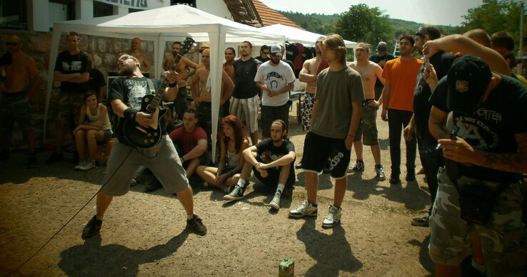 A 2012-es képen a közvetlen délutáni hangulat és a Torn From Earth zenekar gitárosa A 2012-es képen a közvetlen délutáni hangulat és a Torn From Earth zenekar gitárosa