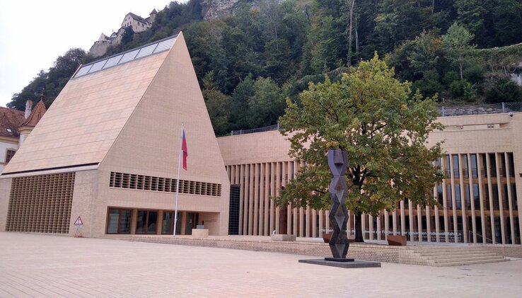A vaduzi parlament, felette a várral A vaduzi parlament, felette a várral