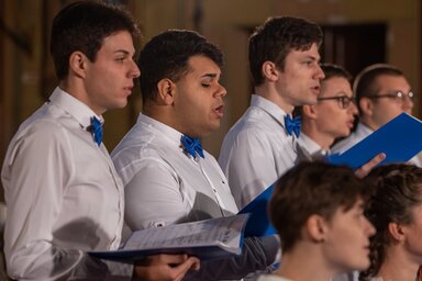 Dávid Andor a kórus tagjaként