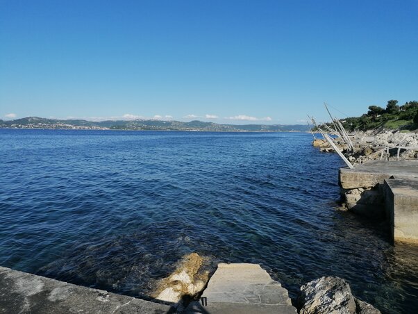 A strand, ahol a napokban fürdőztünk. Látszik a szomszéd ország partvidéki városa – gondolom, éppen Portorož A strand, ahol a napokban fürdőztünk. Látszik a szomszéd ország partvidéki városa – gondolom, éppen Portorož