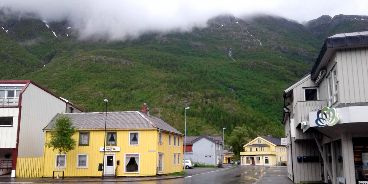 Mosjøen és a zöld fal
