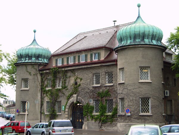 Stílus és hagyományos vonalak – A németországi Landsberg börtön bejárata Stílus és hagyományos vonalak – A németországi Landsberg börtön bejárata