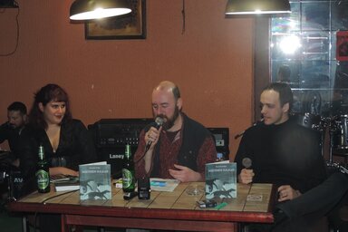 Az asztalon is kutyák (fotó: Horváth Zsolt)