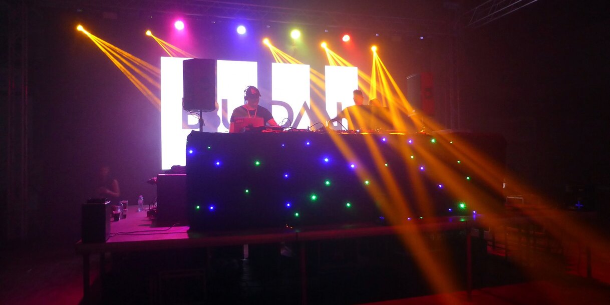 DJ Budai 1990 óta bűvöli a lemezeket, a mixpult gombjait és a hallgatókat