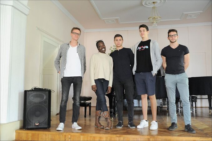 Chanda Rule szívesen pózolt a diákokkal Chanda Rule szívesen pózolt a diákokkal