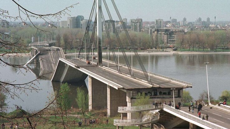 A híd az 1999-es NATO-bombázások áldozata lett A híd az 1999-es NATO-bombázások áldozata lett