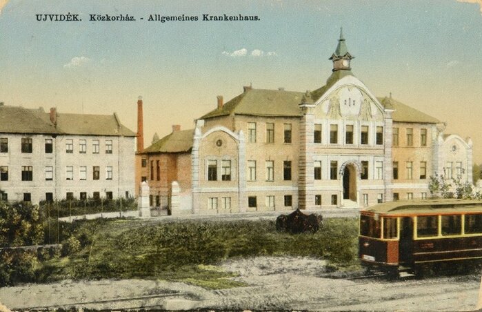 A kórház épülete egy, az 1910-es évek második feléből származó képeslapon A kórház épülete egy, az 1910-es évek második feléből származó képeslapon