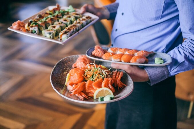 Egy kis sushi és sashimi az étterem kínálatából Egy kis sushi és sashimi az étterem kínálatából