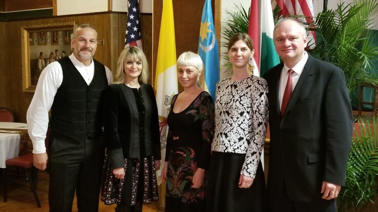A clevelandi Bocskai Rádió munkatársaival: Csibi Lóránd, Simon-Benedek Zsuzsanna, Miklós Melánia, Molnár Erika, Molnár Zsolt (balról jobbra) A clevelandi Bocskai Rádió munkatársaival: Csibi Lóránd, Simon-Benedek Zsuzsanna, Miklós Melánia, Molnár Erika, Molnár Zsolt (balról jobbra)