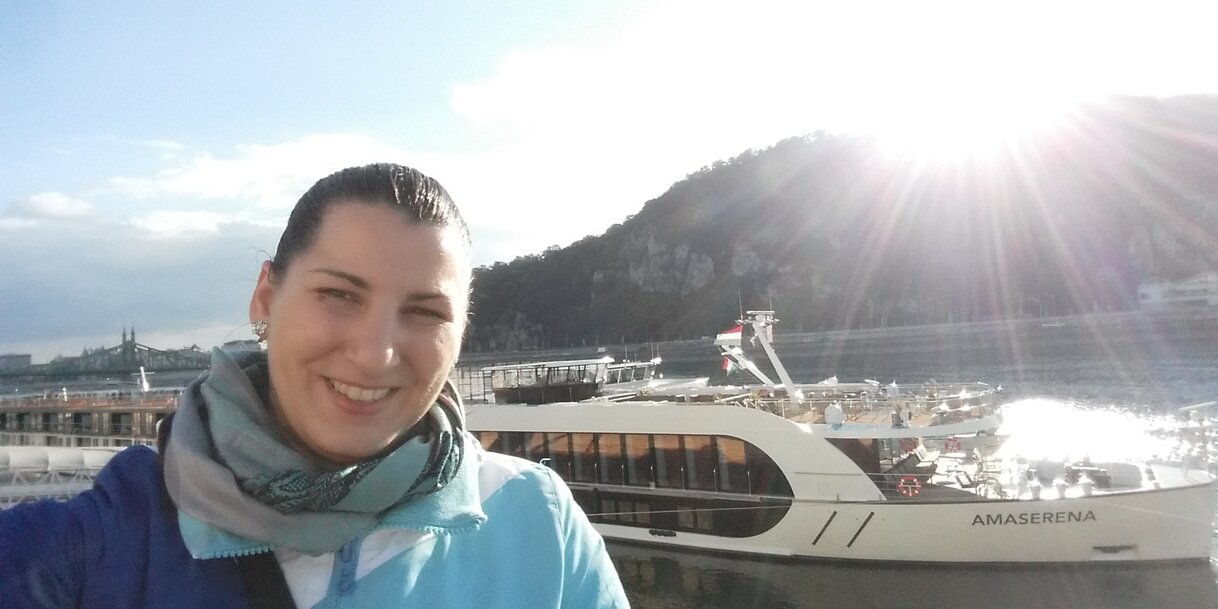 Noémi és egyik hajója Budapesten