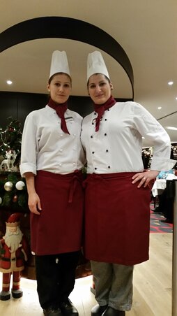 Noémi egy bolgár cukrász lánnyal, aki a segédje volt Noémi egy bolgár cukrász lánnyal, aki a segédje volt