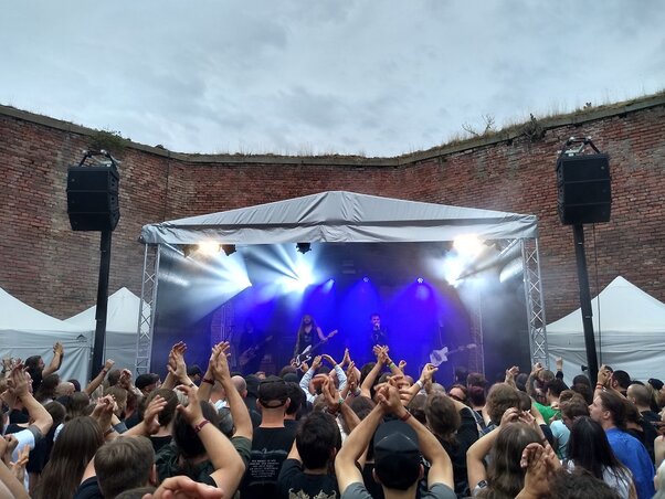 A Grave Pleasures igazi klubkoncert-hangulat közepette zenélhetett az Oktogon színpadon A Grave Pleasures igazi klubkoncert-hangulat közepette zenélhetett az Oktogon színpadon