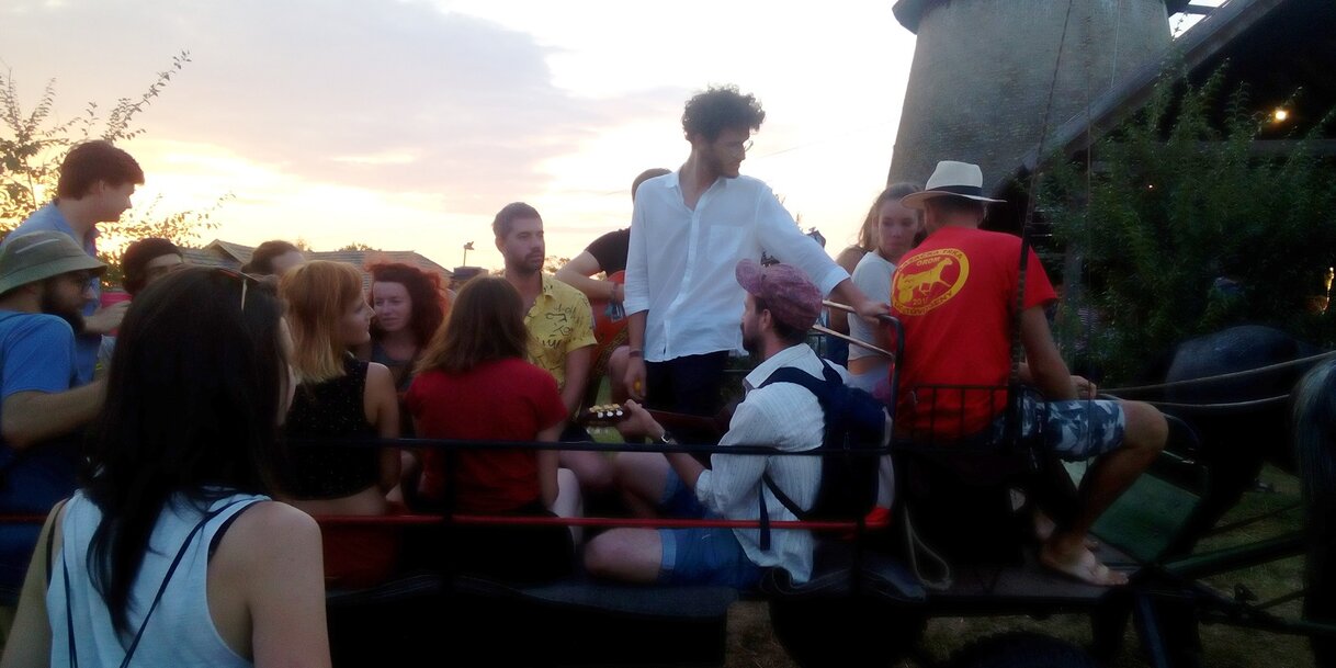 Minikoncert lovas kocsin (fotó: Törteli Réka)