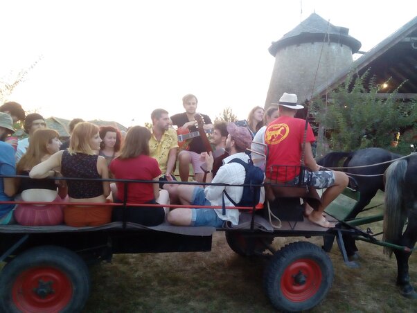 Lovasportya gitárkísérettel Lovasportya gitárkísérettel