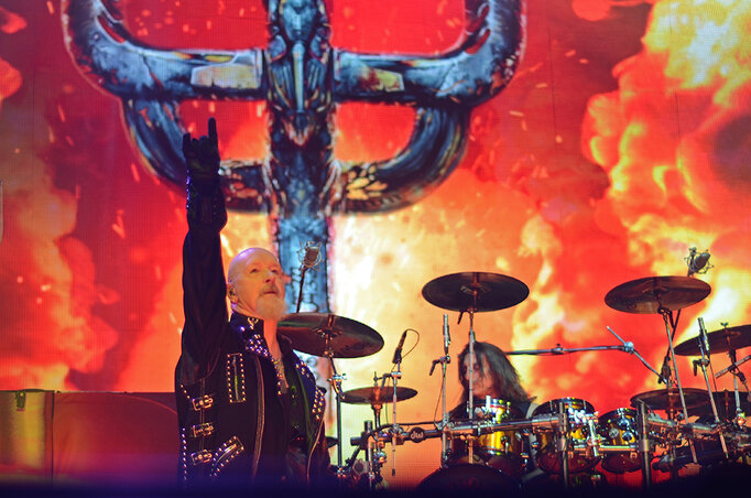 Halford és Travis többször is próbálták felébreszteni a mélyálomban lévő közönséget Halford és Travis többször is próbálták felébreszteni a mélyálomban lévő közönséget