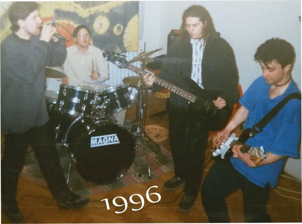 Az ifjú zenekalandorok 1996-ban Az ifjú zenekalandorok 1996-ban