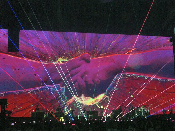 Az animációkon visszatérő motívumként szerepeltek az egymáshoz közelítő kezek. A koncert végén nagy nehezen megvalósult szoros kézfogás pedig azt üzeni a képernyőről, hogy van még remény a megbékélésre Az animációkon visszatérő motívumként szerepeltek az egymáshoz közelítő kezek. A koncert végén nagy nehezen megvalósult szoros kézfogás pedig azt üzeni a képernyőről, hogy van még remény a megbékélésre