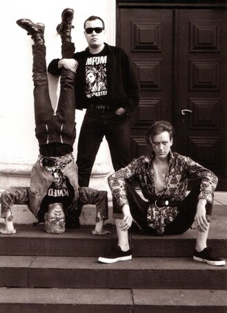 A KMFDM eredeti felállása a zaj korszakból (1984–1989) – Sascha Konietzko, En Esch és Raymond Watts A KMFDM eredeti felállása a zaj korszakból (1984–1989) – Sascha Konietzko, En Esch és Raymond Watts