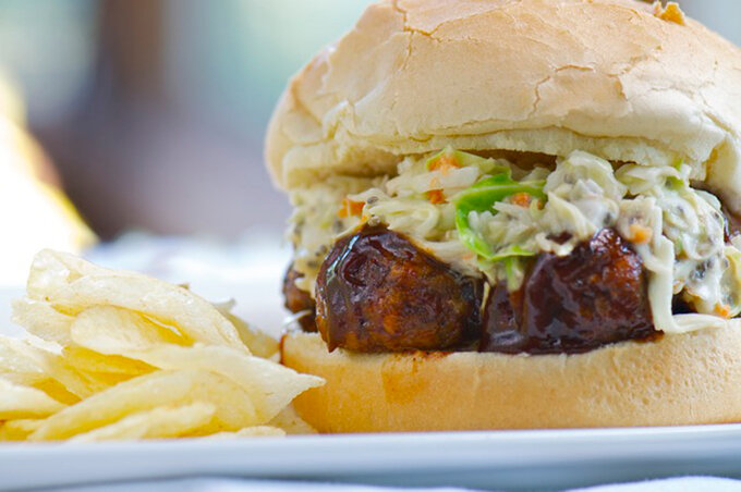 Lencsegolyók lepényben, miszós coleslaw salátával Lencsegolyók lepényben, miszós coleslaw salátával